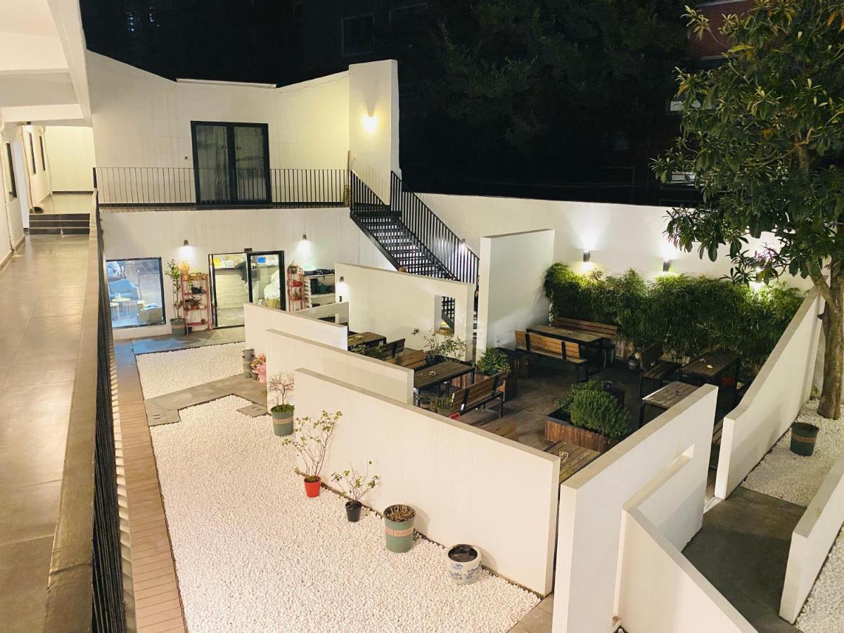 Hidden Garden International Youth Hostel -Near Oriental Pearl &Lujiazui -Garden Social Area -Bar -Cafe -Free Laundry Luggage Storage -24H Front Desk -English Service Shanghai Exterior photo