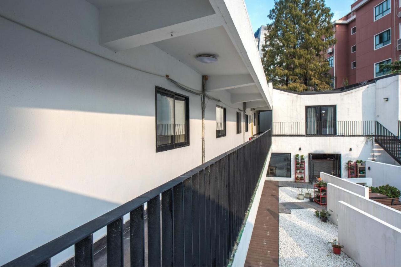 Hidden Garden International Youth Hostel -Near Oriental Pearl &Lujiazui -Garden Social Area -Bar -Cafe -Free Laundry Luggage Storage -24H Front Desk -English Service Shanghai Exterior photo